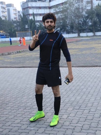Karthik Aryan: कार्तिक आर्यन के बारे में कम लोग ही जानते हैं कि वह एक बेहतरीन फुटबॉल प्लेयर हैं। वह ऑल स्टार्स फुटबॉल क्लब की तरफ से खेलते भी हैं।