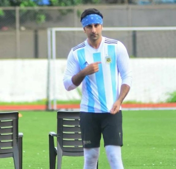 Ranbir Kapoor: रणबीर कपूर स्कूल के दिनों से फुटबाल के दीवाने हैं। वह भी ऑल स्टार्स फुटबॉल क्लब से जुड़े हैं।