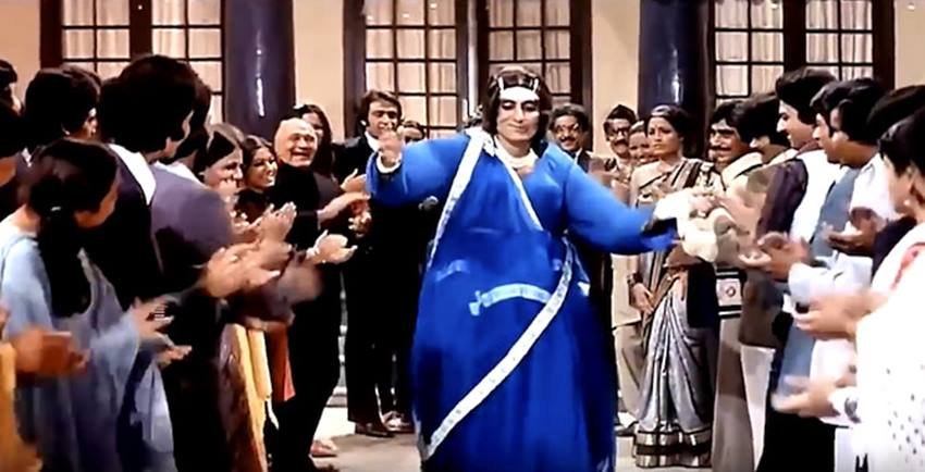 Amitabh Bachchan: рдЕрдорд┐рддрд╛рдн рдмрдЪреНрдЪрди рдиреЗ рдлрд┐рд▓реНрдо рд▓рд╛рд╡рд╛рд░рд┐рд╕ рдХреЗ рдЧрд╛рдиреЗ рдореЗрд░реЗ рдЕрдВрдЧрдиреЗ рдореЗрдВ рддреБрдореНрд╣рд╛рд░рд╛ рдХреНрдпрд╛ рдХрд╛рдо рд╣реИ рдХреЗ рд▓рд┐рдП рдорд╣рд┐рд▓рд╛ рдХрд╛ рднреЗрд╖ рдзрд░рд╛ рдерд╛ред рдЕрдорд┐рддрд╛рдн рдХреЛ рдЙрд╕ рдЧреЗрдЯрдЕрдк рдореЗрдВ рдЦреВрдм рдкрд╕рдВрдж рдХрд┐рдпрд╛ рдЧрдпрд╛ред рдЖрдЬ рднреА рдЕрдорд┐рддрд╛рдн рдХрд╛ рд╡рд╣ рдЧрд╛рдирд╛ рдХрд╛рдкреА рдкреЙрдкреБрд▓рд░ рд╣реИред