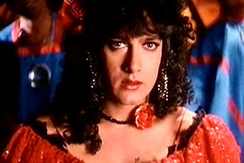 Aamir Khan: рдЖрдорд┐рд░ рдЦрд╛рди рдлрд┐рд▓реНрдо рдмрд╛рдЬреА рдХреЗ рдПрдХ рдЧрд╛рдиреЗ рдореЗрдВ рдорд╣рд┐рд▓рд╛ рдХреЗ рдЧреЗрдЯрдЕрдк рдореЗрдВ рджрд┐рдЦреЗред рдлрд┐рд▓реНрдо рддреЛ рдХреБрдЫ рдЦрд╛рд╕ рдирд╣реАрдВ рдЪрд▓реА рд▓реЗрдХрд┐рди рдЖрдорд┐рд░ рдЦрд╛рди рдХреЛ рдЙрд╕ рд▓реБрдХ рдореЗрдВ рд▓реЛрдЧреЛрдВ рдиреЗ рдЦреВрдм рдкрд╕рдВрдж рдХрд┐рдпрд╛ рдерд╛ред