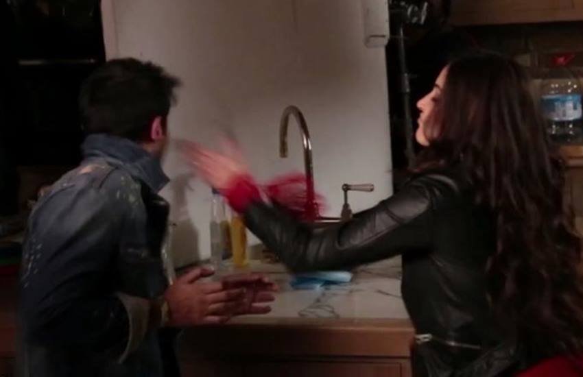 Actresses Slapped Their Co Stars: बॉलीवुड फिल्मों में सीन को बेहतरीन बनाने के लिए एक्टर्स पता नहीं क्या-क्या करते हैं। कोई शराबी के किरदार में जान डालने के लिए शराब पीकर सीन शूट करता है तो वहीं कोई क्रिमिनल की भूमिका के लिए असल के अपराधियों के बीच में समय बिता कर आता है। इन चीजों से आगे बढ़ते हुए कई ऐसी एक्ट्रेसेस हैं जो सीन में जान डालने के लिए अपने कोएक्टर को सच का तमाचा जड़ चुकी हैं। आइए डालते हैं ऐसी एक्ट्रेसेस पर एक नजर: