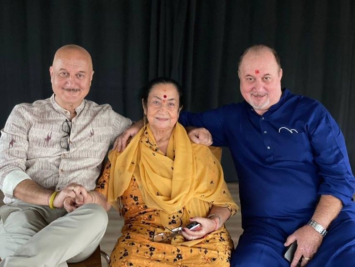 एक्टर राजू खेर सुपरस्टार अनुपम खेर के छोटे भाई हैं। लेकिन अनुपम खेर का नाम और स्टारडम भी उनके भाई के करियर को हिट नहीं करा पाया।