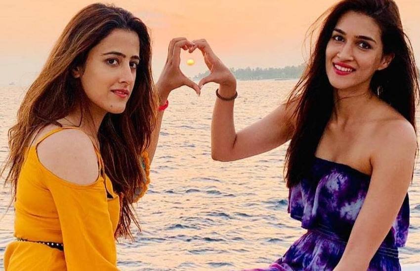 बॉलीवुड में कई ऐसी एक्ट्रेसेस हैं जिनकी बहने भी बॉलीवुड में हैं या फिर अकसर चर्चा में रहती हैं। इनमें से एक्ट्रेस बहनों की कई ऐसी जोड़ियां हैं जिनका कोई सगा भाई नहीं है। ये एक दूसरे को ही राखी बांधती हैं। आइए डालते हैं एक नजर: 