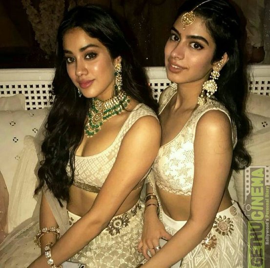 जाह्नवी और खुशी कपूर एक दूसरे को ही राखी बांधा करती थीं। इनका अपना कोई सगा भाई नहीं है। हालांकि अब अपने सौतेले भाई अर्जुन कपूर के साथ रिश्ते मधुर होने के बाद से वो उन्हें राखी बांधती हैं।