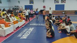 वर्ल्ड रेसलिंग चैंपियनशिप के लिए चुनी गई भारतीय महिला टीम, अयोध्या के संतों का ‘आशीर्वाद’ लेने को भाजपा सांसद ने बीच में रोके ट्रायल मैच