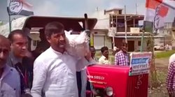 मप्रः लहसुन की बोरी कंधे पर उठाकर तहसील पहुंच गए कांग्रेस नेता, जानिए क्या है वजह
