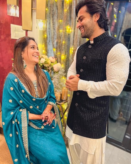 बॉलीवुड (Bollywood) से लेकर टीवी इंडस्ट्री (Tv Industry) तक में कई स्टार्स ऐसे हैं जिन्होंने जाति-धर्म की दीवार तोड़कर प्यार किया और फिर शादी रचाई है। टीवी की कई एक्ट्रेसेस भी ऐसी हैं जिन्होंने दूसरे धर्म में शादी की है। इनमें से कई एक्ट्रेसेस आज खुशहाल जिंदगी जी रही हैं तो वहीं कुछ एक्ट्रेसेस का तलाक (Divorce) हो गया है। इसमें टीवी एक्ट्रेस दीपिका कक्कड़ (Dipika Kakkar) का भी नाम शामिल हैं। उन्होंने शोएब इब्राहिम (Shoaib Ibrahim) संग शादी की है जो कि मुस्लिम हैं। यह दीपिका की दूसरी शादी है। हालांकि इस शादी के लिए दीपिका ने मुस्लिम धर्म अपनाया था। (Photo: Dipika Kakkar Instagram)