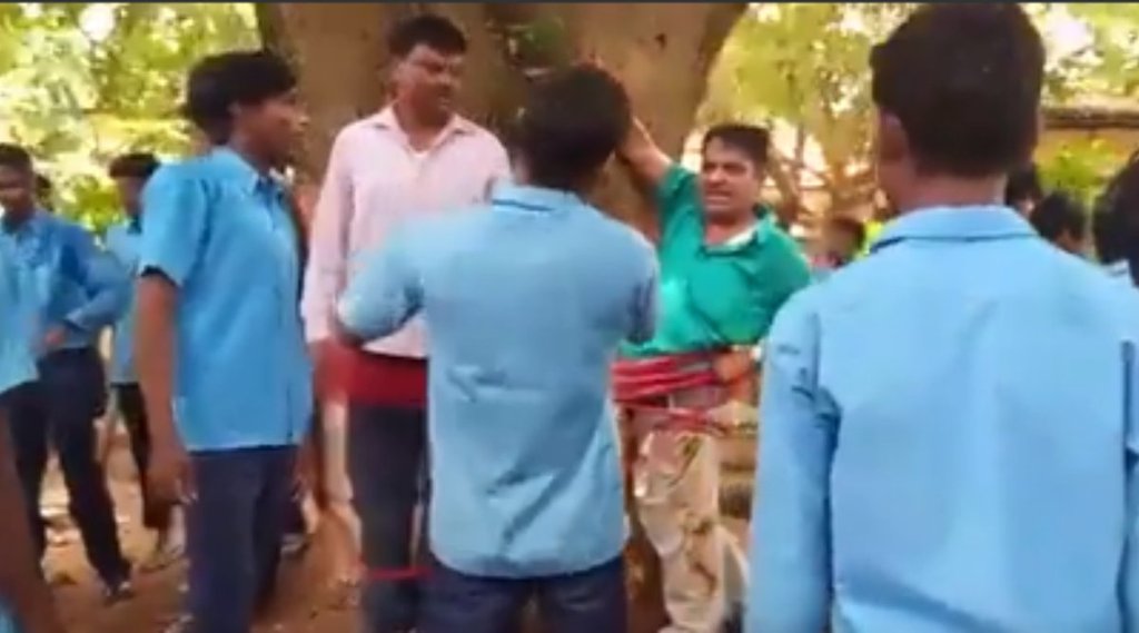 Jharkhand | dumka | Students beaten teacher | छात्रों ने की टीचर्स की पिटाई