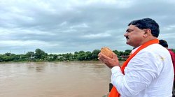 नदी का रौद्र रूप शांत करने के लिए नारियल लेकर पूजा करते नजर आए कृषि मंत्री, टोना-टोटका का जिक्र कर लोगों ने कर दी खिंचाई