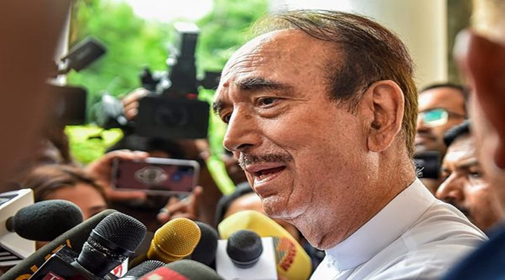 कांग्रेस के पूर्व नेता गुलाम नबी आजाद ने सोमवार, 29 अगस्त, 2022 को नई दिल्ली में अपने आवास पर मीडिया से बातचीत की।(पीटीआई फोटो)