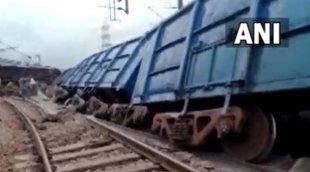 8 bogies goods train derailed | Kharawar railway station | Haryana