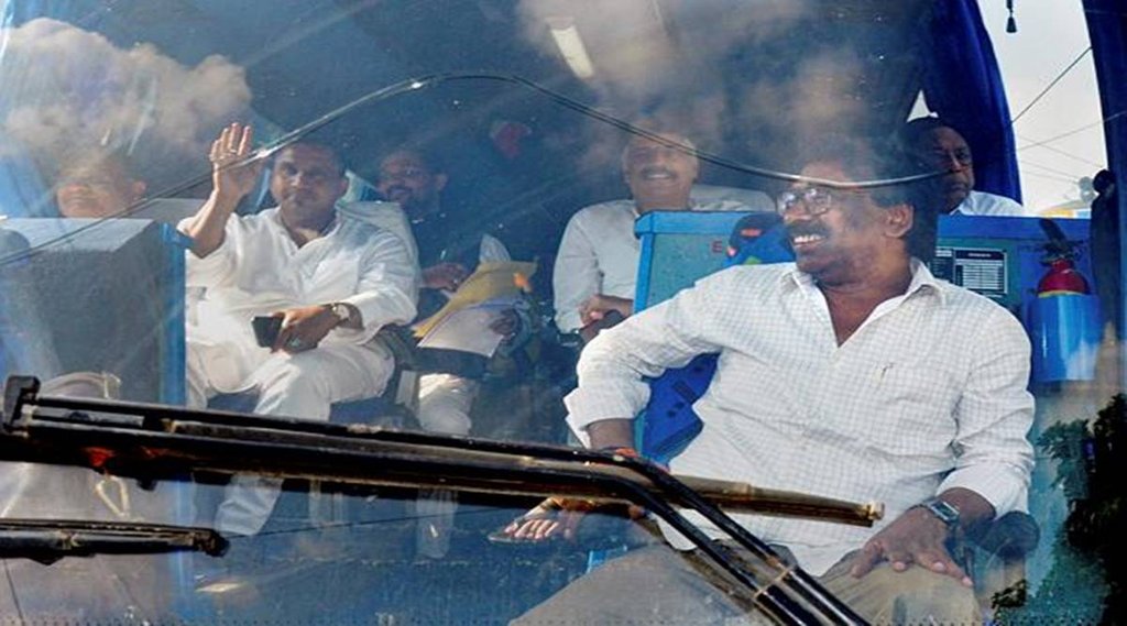 मंगलवार, 30 अगस्त, 2022 को, यूपीए विधायकों के साथ रांची हवाई अड्डे जाते झारखंड के मुख्यमंत्री हेमंत सोरेन। (फोटो पीटीआई)