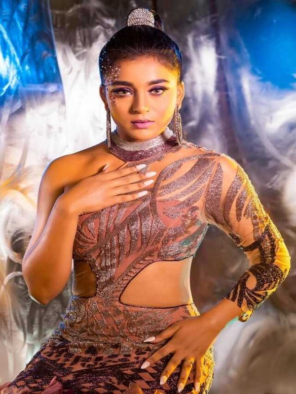 IMLIE URF SUMBUL TOUQEER KHAN CHANGED HER LOOK AS HOT AND BOLD