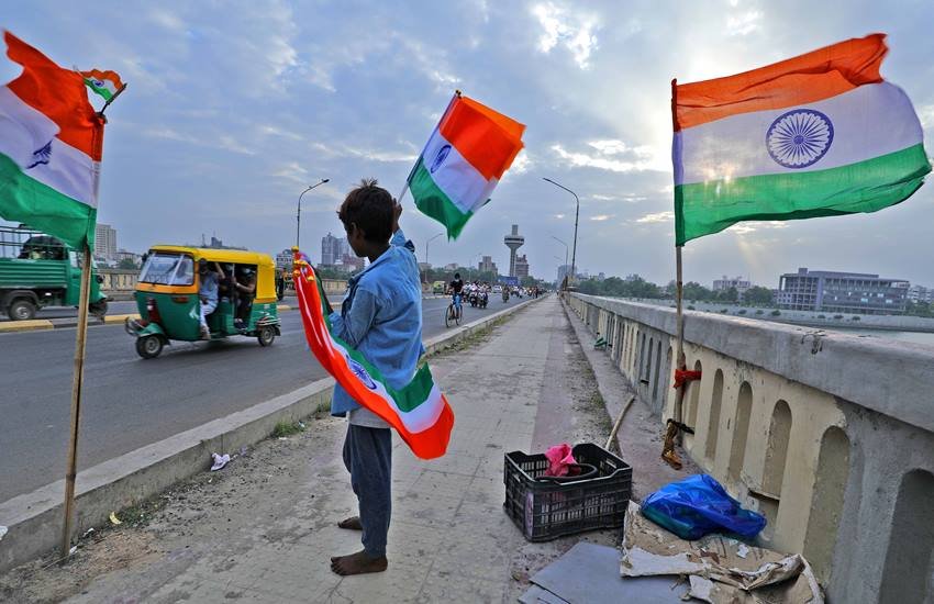 Independence Day: भारत अंग्रेजों से अपनी आजादी का अमृत महोत्सव मना रहा है। देश को आजाद हुए 75 साल पूरे हो गए हैं। 1947 में आजादी मिलने के बाद से आज साल 2022 तक ना जाने कितनी ही चीजें बदल गईं। आइए जानते हैं रोजमर्रा की जिंदगी में इस्तेमाल की जाने वाली चीजों के दाम पिछले 75 सालों में कितना बदले: