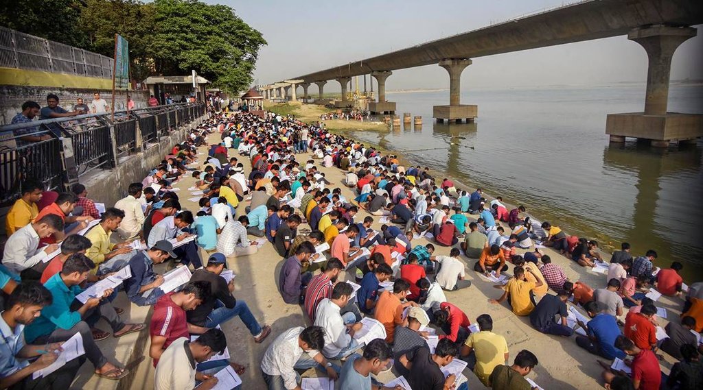 Job Crisis: पटना में गंगा के घाटों पर प्रतियोगी परीक्षा की तैयारी कर रहे छात्र (फोटो: पीटीआई/ फाइल) 