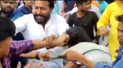 Tiranga Yatra: कानपुर में आपस में भिड़े BJP के वर्कर, जमकर चले लात घूंसे तो लोगों ने ऐसे लिए मजे