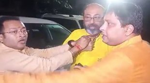 Kolkata Bjp | bjp worker beat up man | caught on camera | बीजेपी यूथ लीडर