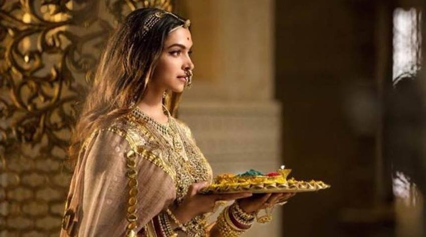 Padmavat: संजय लीला भंसाली की फिल्म को रिलीज से पहले काफी विरोध का सामना करना पड़ा था। नाम से लेकर ड्रेस तक में बदलाव करने पड़े थे। फिल्म देखने वालों को अंजाम भुगतने की धमकी दी गई। कई जगह हिंसा भी हुई। इसके बावजूद भी फिल्म ब्लॉकबस्टर साबित हुई थी।