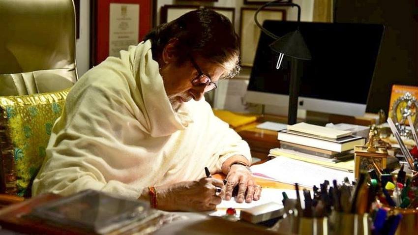 अमिताभ बच्चन बॉलीवुड के महानायक हैं। उनके कद का अदाकार कोई नहीं है। अमिताभ बच्चन लिखते तो दाएं हाथ से हैं लेकिन बाकी सब काम उल्टे हाथ से करते हैं।