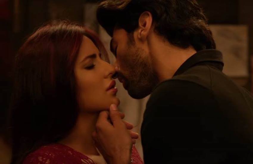 Bollywood Longest Kissing Scenes: बॉलीवुड फिल्में कई कारणों से याद की जाती हैं। कुछ अपनी कहानी के लिए सालों तक दर्शकों के दिल में रहती हैं तो कुछ अपने गानों के लिए। कुछ फिल्में अपने किसिंग सीन्स के लिए भी काफी चर्चित हैं। आइए डालते हैं बॉलीवुड फिल्मों के कुछ बेहद चर्चित और लंबे किसिंग सीन्स पर एक नजर: