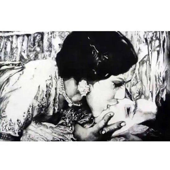 बता दें कि पहली बार फिल्म कर्मा में पर्दे पर किसिंग सीन दिखाया गया था। यह सीन एक्टर हिमांशु राय और देविका रानी के बीच फिल्माया गया था। फिल्म 1933 में रिलीज हुई थी।