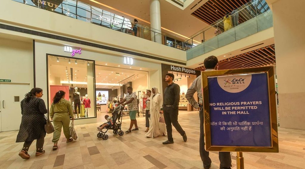Lulu Mall Row, Karni Sena, Neha Singh