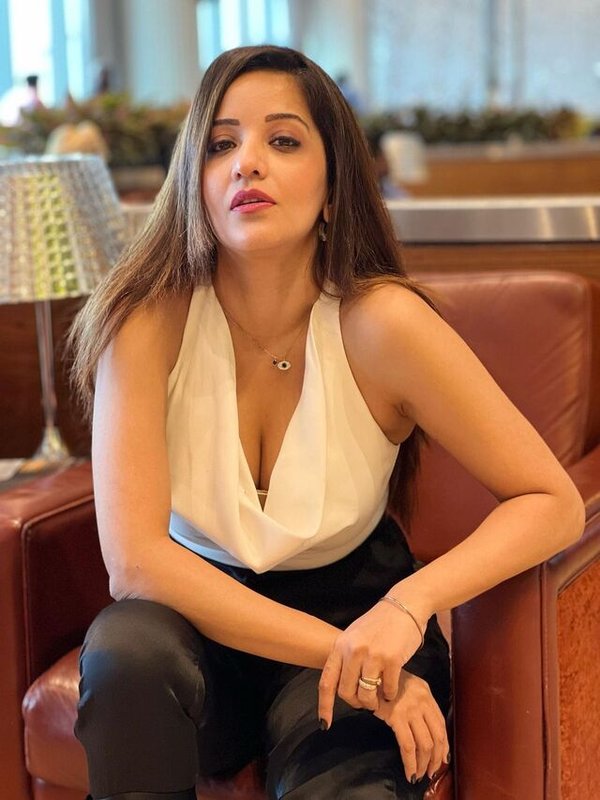 MONALISA IN DEEP NECK CROP TOP STYLE