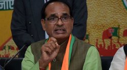 अफसरों से मीटिंग के बीच में चढ़ा शिवराज सिंह चौहान का पारा, जानिए कैसे दी चेतावनी