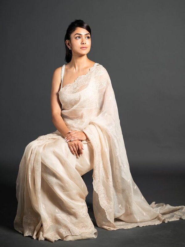 MRUNAL THAKUR IN MAHARANI LOOK