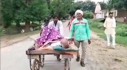 एमपी में एंबुलेंस नहीं म‍िलने की र‍िपोर्ट करने वाले पत्रकारों पर केस के ल‍िए ऊपर से डाला गया दबाव- वीड‍ियो सामने आने से मामले में ट्व‍िस्‍ट