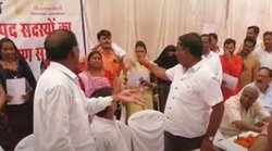 MP: कुर्सी के लिए सरेआम भिड़ गए बीजेपी-कांग्रेस के नेता, जमकर हुई बहस; जानें पूरा मामला