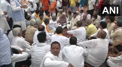 श्रीकांत त्यागी के समर्थन में हुई महापंचायत में बीजेपी नेताओं की एंट्री नहीं, लगाए गए बैनर