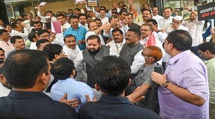 Maharashtra MLA Clash, Shiv Sena Protest