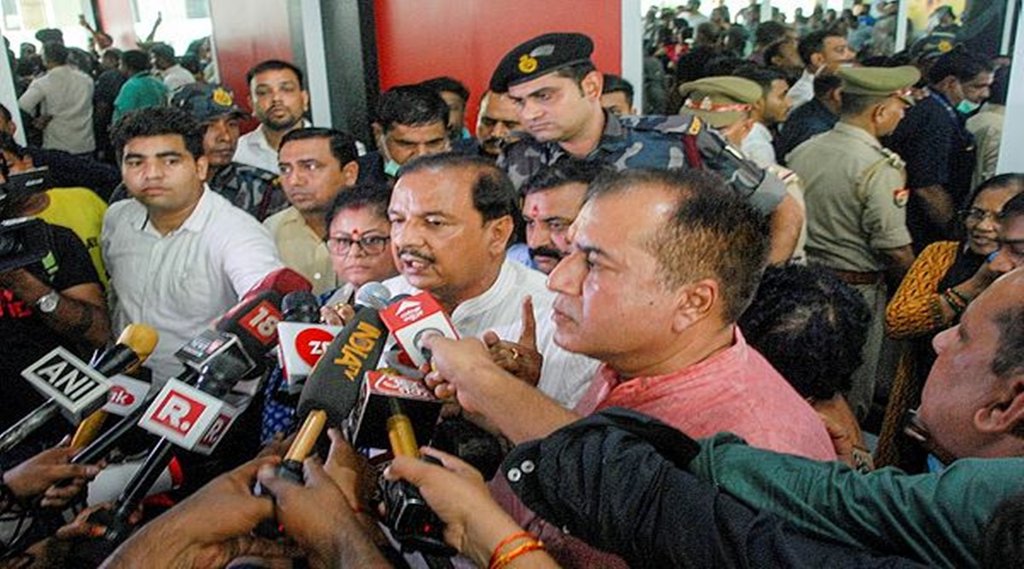 नोएडा में मीडिया से बात करते हुए डॉ. महेश शर्मा। (फोटो- पीटीआई)