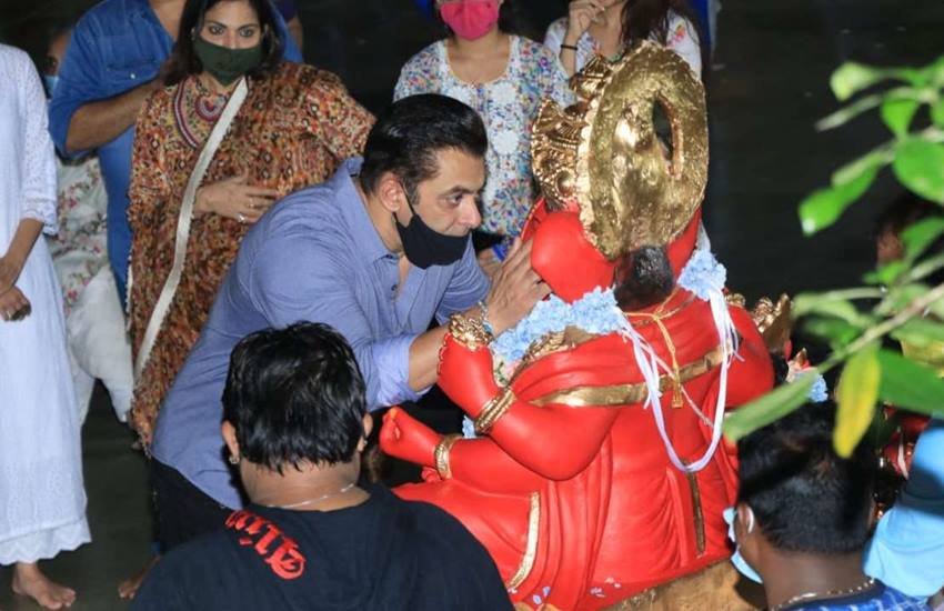आज गणेश चतुर्थी है। देशभर में त्योहार को धूमधाम से मनाया जा रहा है। पूरे महाराष्ट्र, खासतौर पर मुंबई में गणपति पूजा पर लोगों का जोश देखते बनता है। बॉलीवुड सेलेब्स भी गणपति पूजा में बढ़चढ़ कर हिस्सा लेते हैं। सलमान खान का नाम इस फेहरिस्त में प्रमुखता से लिया जाता है। वह अपने घर पर गणपति बिठाते हैं और धूमधाम से गणेश पूजा मनाते हैं।