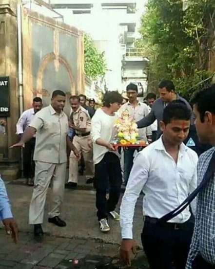 शाहरुख खान भी लगभग हर साल अपने घर पर गणपति बिठाते हैं। जिस साल वह नहीं बिठाते वह मुंबई के चर्चित गणेश पूजा पंडाल में दर्शन करते नजर आते हैं।