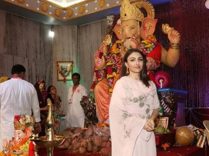 एक्ट्रेस सोहा अली खान भी भगवान गणेश में आस्था रखती हैं।