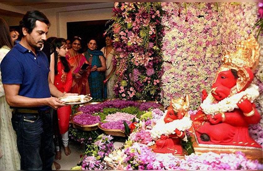 नवाजुद्दीन सिद्दीकी भी गणेश पूजा में आस्था रखते हैं। (Photos: Social Media)