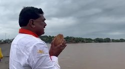 मप्रः नर्मदा को शांत करने के लिए हाथ में नारियल लेकर नदी पर पहुंच गए शिवराज के मंत्री, ऐसे उड़ा मजाक