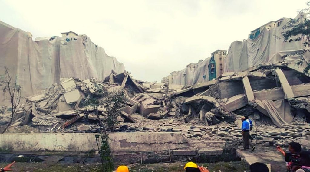 ट्विन टावर को गिराने के बाद एटीएस विलेस में बाउंड्री वॉल और शीशे टूटे हैं(फोटो सोर्स: Express photo by Abhinav Saha)।