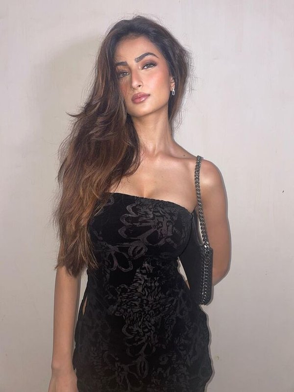 PALAK TIWARI IN BLACK BRALET LOOK