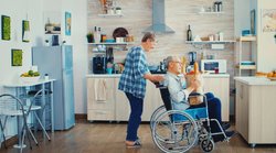 Paralysis Cure: क्या लकवा पूरी तरह ठीक हो सकता है? जानिये पक्षाघात के मरीजों का कैसा होना चाहिए खान-पान