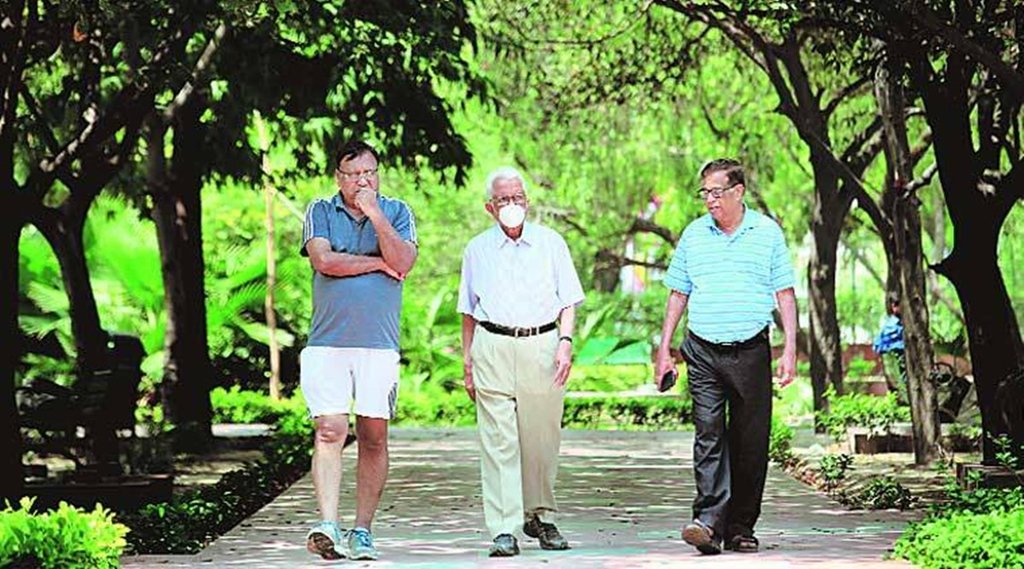 सिमटती दुनिया की अमूर्त दीवारें