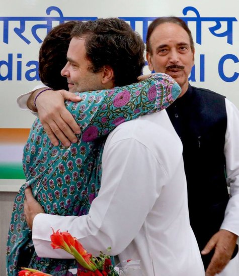 राहुल गांधी और प्रियंका गांधी वाड्रा सगे भाई बहन हैं। दोनों ही इंडियन पॉलिटिक्स के कितने बड़े नाम हैं ये बताने की कोई जरूरत नहीं हैं।