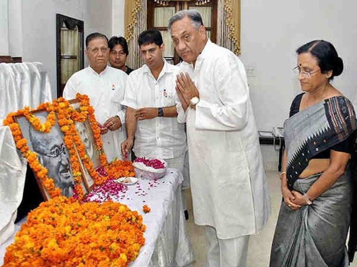प्रयागराज से लोकसभा सांसद रीता बहुगुणा जोशी के भाई विजय बहुगुणा उत्तराखंड के सीएम रह चुके हैं।
