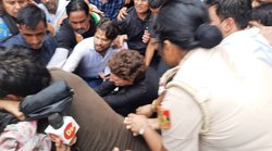 लोकतंत्र का अंतिम क्षण है