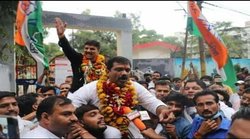 मप्रः जेल से छूटने के बाद कांग्रेस के नेता का दूध से अभिषेक, हुई जमकर नारेबाजी