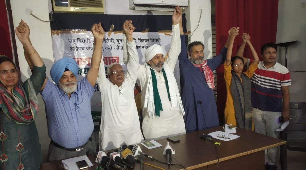 एसकेएम और यूनाइटेड फ्रंट ऑफ एक्स सर्विसमैन ने अग्निपथ योजना के खिलाफ हाथ मिलाया (Photo Source- Twitter/ @_YogendraYadav)
