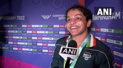 CWG 2022: 4 अंक से पिछड़ने के बाद साक्षी मलिक ने एक ही दांव में जीता गोल्ड, पोडियम पर राष्ट्रगान सुन रोने लगीं, देखें VIDEO