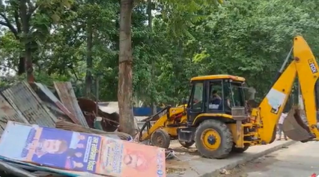 लखनऊ में सपा दफ्तर के सामने चला बुलडोजर (फोटो- Screen grab from video- @sengarlive) लखनऊ में सपा दफ्तर के सामने चला बुलडोजर (फोटो- Screen grab from video- @sengarlive)